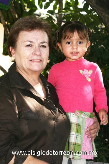 01112007
Doña Rosalía García de Gamboa con su nieta.