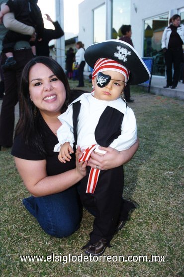 01112007
Humaya Betancourt de Cortez con su hijo Diego.