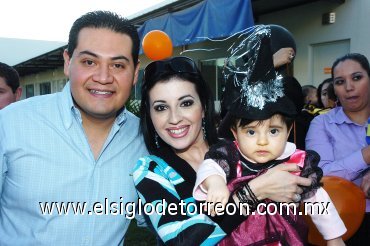 01112007
Jorge, Vanessa y María Vanessa Contreras en un festejo escolar de disfraces.