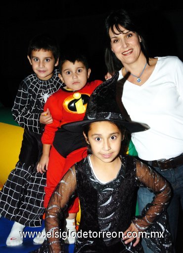 01112007
Regina, Javier y Fernando Garza Fernández con su mamá Cecy.