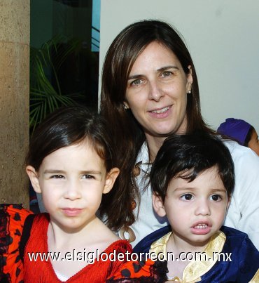 01112007
Sofía y Fernanda Murra Vicario con su mamá Isabel V. de Murra.