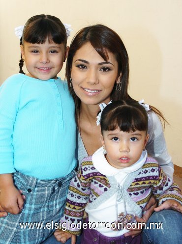 02112007
Jimena y Paula Soto González en compañía de su mamá Brenda González de Soto.