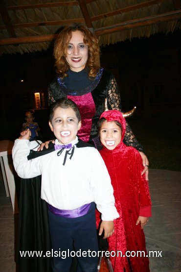 02112007
María Elena, Sebastián y Pamela Alvarado.