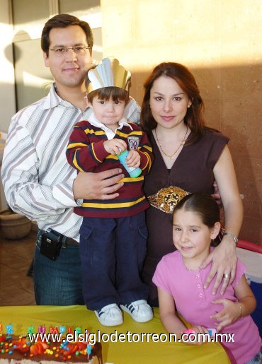 02112007
Rudy en su tercer cumpleaños, lo acompañan sus papás Rodolfo Walss Aurioles y Gaby Revuelta de Walss, así como su hermana Paola.