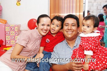 03112007
Angie con sus padres Heriberto y Anel y su hermanito Heriberto.