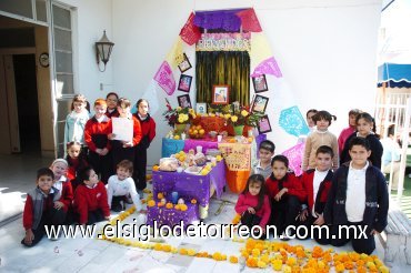 02112007
Alumnos del colegio Juan XXIII instalaron un bonito altar de muertos.