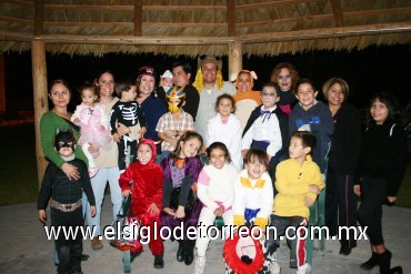 02112007
Vecinos del fraccionamiento Los Olivos en los Viñedos se juntaron para pedir dulces la noche del 31 de octubre.