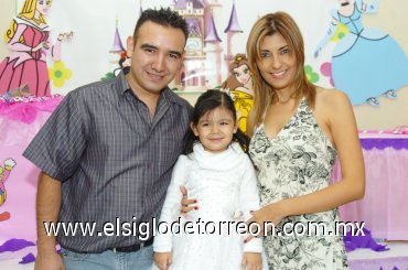 03112007
Hannah Sofía Rauda Torres cumplió tres años, por lo que sus papás Daniel Rauda Aranda y Laura Torres Olivares le organizaron divertido festejo.