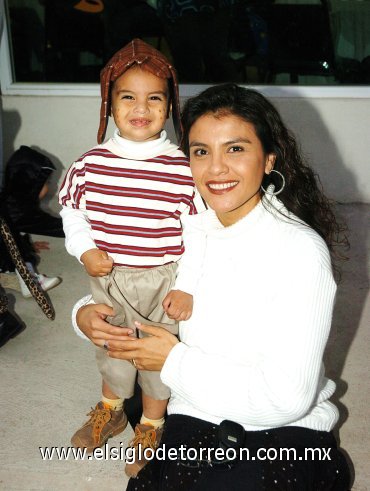 03112007
Karina de Cortez con su pequeño hijo Pablo Sebastián Cortez.