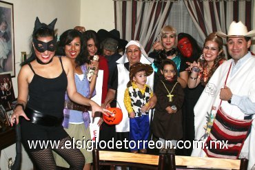 01112007
Margarita, Jimena, Karla, Luz, Mónica, Iveth y Luz María Diosdado vistieron trajes que lograron despertar entre ellas las risas y el buen humor. Como invitados especiales tuvieron a Adriana Castañeda de Fuentes