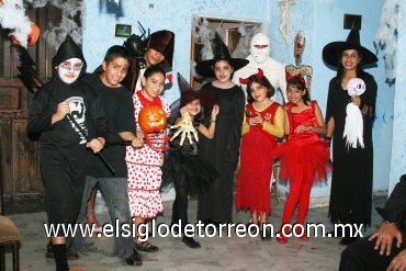 01112007
Una fiesta de disfraces organizó Isabel Herrera Carranza para celebrar sus diez años de vida, la acompañaron sus amigos Sergio, Ulises, Lore, Raúl, Naylea, Almendra, Nylda Adriana y sus padres Ricardo y Maribel.