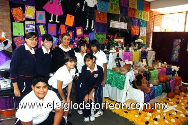 02112007
Como cada año los alumnos del colegio Cervantes pusieron mucho empeño al decorar su altar de muertos.