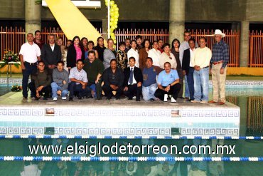 02112007
Trabajadores del Instituto Mexicano del Seguro Social de Gómez Palacio, festejaron con un convivio el cuadragésimo tercer aniversario de la fundación de esta institución.