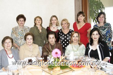 03112007
Marucia Gómez García con un grupo de amistades que asistieron a su despedida de soltera.