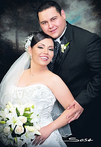 Dr. Melchor Flores Gutiérrez y L.A.E. Gabriela Rodríguez Rangel unieron su vida en sagrado matrimonio en la Catedral de Nuestra Señora del Carmen, el sábado 28 de julio de 2007. 

Studio Sosa