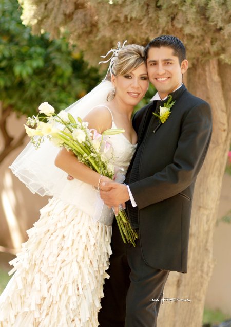 Sr. Jorge Orlando Hernández Carrillo y Srita. Mariana de los Ángeles Molina González contrajeron nupcias en la parroquia Los Ángeles, el sábado ocho de septiembre de 2007. 

Estudio Carlos Maqueda.