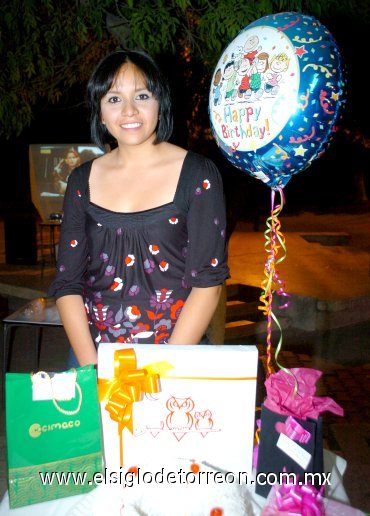 05112007
Fátima M. Gómez en la fiesta de cumpleaños que le fue organizada recientemente.