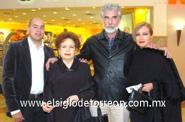 05112007
Lilia y Juan Carlos Safa, Olivia Villarreal y Antero Herrera.