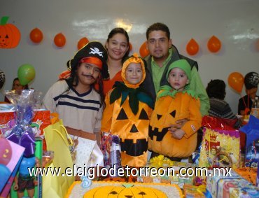 05112007
El festejado junto a sus papás Zulema Selene López y Alejandro Rojas, Alexis Daniel y Bryan Alejandro.