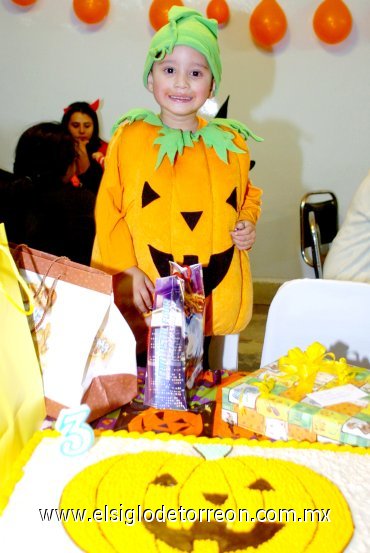 05112007
Gael festejó su tercer cumpleaños como calabaza.