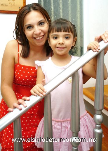 05112007
La festejada junto a su mamá Cinthia Nava.