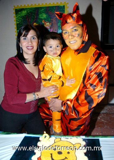 05112007
Rodrigo Torres Destenave en su fiesta de cumpleaños acompañado de sus papás Luis Manuel Torres y Gabriela Destenave de Torres.