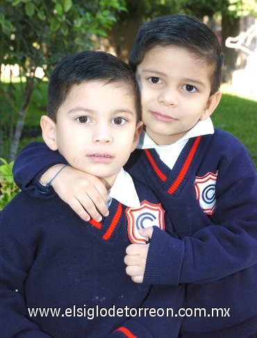 05112007
Sebastian y Roberto Bollain y Goytia Campos cumplieron tres y cuatro años respectivamente, por lo que fueron festejados en su colegio.