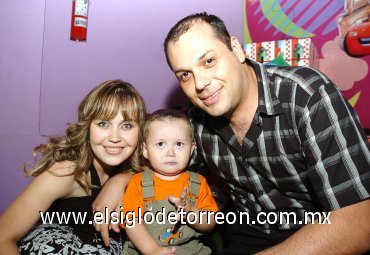 06112007
Javier Eduardo Alarcón Rivas, acompañado por sus papás Javier Alarcón Adame y Sandra Rivas de Alarcón.