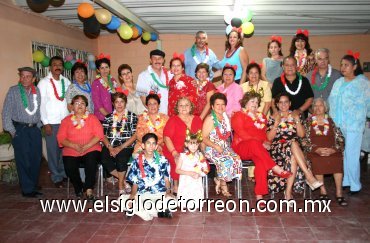 05112007
Integrantes de una academia de baile realizaron recientemente una reunión al estilo hawaiano.