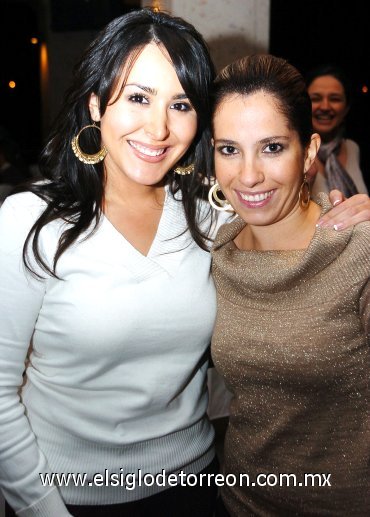 05112007
Elisa Esparza y Ale Aguilar disfrutaron de la despedida.