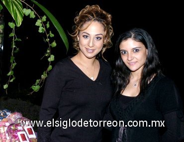 05112007
La novia acompañada de Sonia Manzur González, quien se lució como anfitriona del evento.