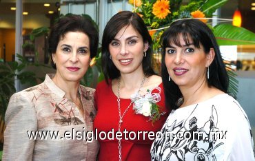 05112007
Sandra Destenave Fernández acompañada de las organizadoras de su despedida de soltera, Mary Carmen Fernández de Destenave y Gabriela Destenave de Flores.