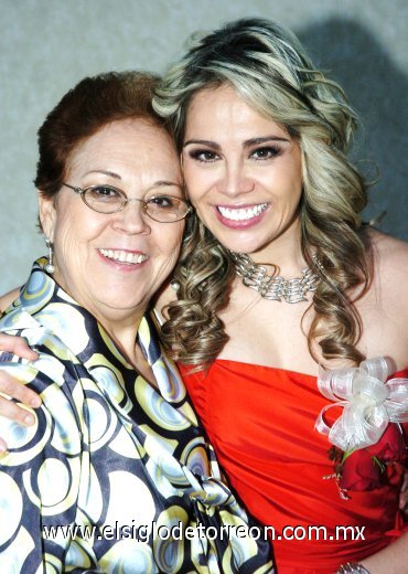 06112077
La festejada junto a su mamá María del Carmen Villarreal de Mijares.