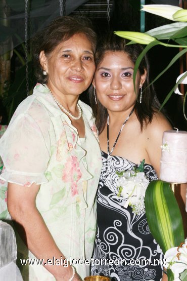 07112007
Areli Rodríguez Rivera junto a su mamá Sra. María de Jesús Rivera de Rodríguez, en su despedida de soltera.
