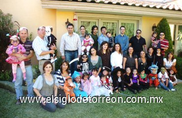 04112007
Familias. De la Peña Salgado, De la Garza Armendáriz, Braña Tamayo, Acosta Simental, Rodríguez Ortiz, Rivera Cansino, Ramírez Dávila, Navejas Núñez y Montellano Chávez, en una fiesta de disfraces infantil