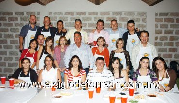 04112007
Héctor Cantú y Marú Ávila se casarán en breve y sus amigos los despidieron de su soltería de forma muy divertida.