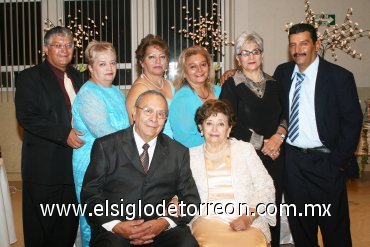 04112007
Lilis Romero de Arámbula y Francisco Arámbula González festejaron 50 años de casados en compañía de sus hijos y familiares.