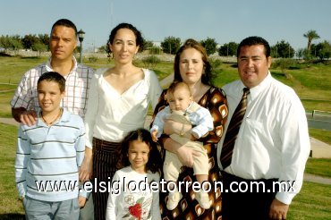 04112007
Alejandro Hernández Ramos, en la compañía de sus papás Alejandra y Kristian; padrinos Pepe Solares y Claudia Ramos, los acompañan los niños José Pablo y Claudia Solares