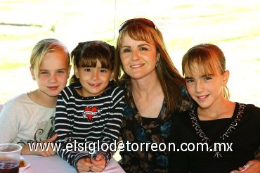 04112007
Consue Alatorre de Jiménez con sus hijas Consue, Susy y Lore Jiménez.