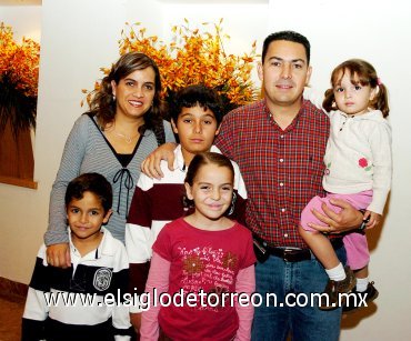 04112007
Daniel Amarante, Carmela de Amarante con los niños Isabel, Daniel, Emilio y Sofía Amarante Portilla.