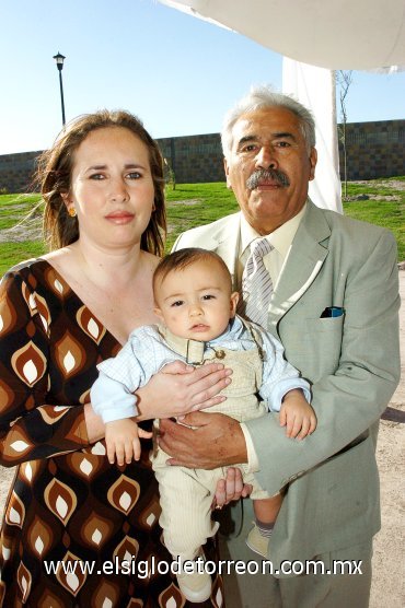 04112007
Don Porfirio Ramos, su hija Alejandra Ramos y su nieto Alejandro quien recibió su Primer Sacramento.