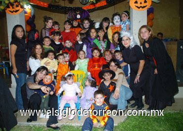 04112007
Grupo de mamás con sus hijitos, en una noche de disfraces el 31 de octubre pasado.