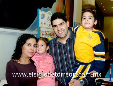 04112007
Jesús De León, Maribel de De León y los pequeños Regina y Jesús De León disfrutaron de pasado evento teatral infantil.