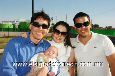 04112007
José Cantú, Pablo Cantú, Mayté de Cantú y Christian José Cantú, en una fiesta de bautizo.