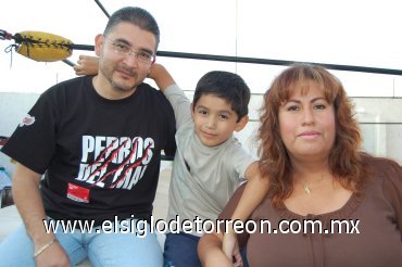 04112007
Luis Roberto Marquez Torres festejó su cumpleaños como en la lucha libre, evento organizado por sus papás Luis Márquez y Laura Torres.