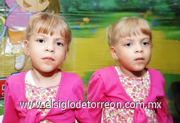 04112007
Paulina y Pamela Hernández Cuéllar fueron festejadas con motivo de su cuarto cumpleaños por sus padres Carlos Hernández y Angélica Cuéllar de Hernández.