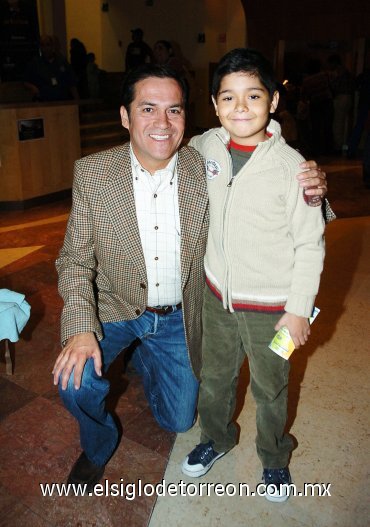 04112007
Saliendo del Teatro Nazas se encontraban Jorge y Luis Ángel Cigarroa, quienes disfrutaron del espectáculo de Plaza Sésamo.