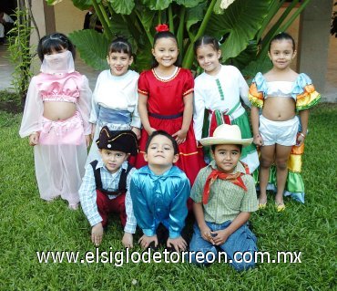 04112007
Stephania Cobos, Olimpia de la Rosa, Sarahí Rodríguez, Astrid Castañeda, María Fernanda Cervantes, Jaime Mireles, Mario Aguilar y Javier Gaytán, alumnos del tercer grado C