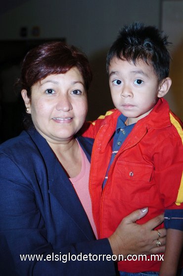 04112007
Susana Romero Juárez con el pequeño Renato Israel Gutiérrez Romero.