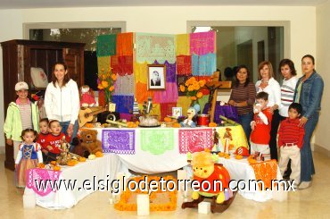 04112007
Tere, Diego, Gabriela, Valeria, Blanca, Paula,  Adriana, Alfonso, Jesús y Daniela, junto al Altar de Muertos de Gabilondo Soler, montado por todos ellos en el Club Los Azulejos